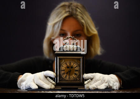 Une galerie sous-traite de la William King & Queen Mary Tompion Royal réveil, l'une des horloges les plus précieuses du monde, qui est configuré pour être mis aux enchères par Bonhams aujourd'hui. L'horloge de table faite par le maître horloger Thomas Tompion pour Queen Mary II en 1693 est prévu pour aller chercher plus de 2 000 000 €. Banque D'Images