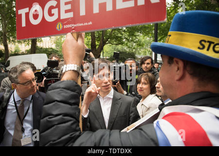 La direction du parti conservateur contender Rory Stewart à l'extérieur de la télévision Millbank studios à Londres. Banque D'Images