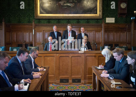 Charles Walker (centre) avec Geoffrey Clifton-Brown (avant gauche), Dame Cheryl Gillan (avant droit), Bob Blackman (arrière gauche) et Nigel Evans (arrière droit), lit les résultats du troisième tour de scrutin dans le bulletin de la direction du parti conservateur à la Chambre du Parlement à Westminster, Londres. Banque D'Images