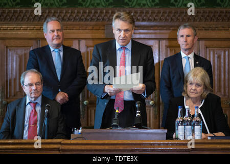 Charles Walker (centre) avec Geoffrey Clifton-Brown (avant gauche), Dame Cheryl Gillan (avant droit), Bob Blackman (arrière gauche) et Nigel Evans (arrière droit), lit les résultats du troisième tour de scrutin dans le bulletin de la direction du parti conservateur à la Chambre du Parlement à Westminster, Londres. Banque D'Images