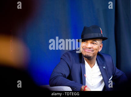 18 juin 2019 - San Francisco, CA, USA - Grammy award-winner Shaffer Chimere Smith, mieux connu sous son nom de scène Ne-Yo, parle sur scène lors d'un événement à Holberton à San Francisco, Californie le 18 juin 2019. (Crédit Image : © Josh Edelson/Zuma sur le fil) Banque D'Images