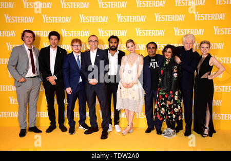 Harry Michell, Joel Fry, Ed Sheeran, Directeur Danny Boyle, Himesh Patel, Lily James, Sanjeev Bhaskar, Meera Syal, écrivain Richard Curtis, et Kate McKinnon participant à la première UK hier s'est tenue à Londres, au Royaume-Uni. Banque D'Images