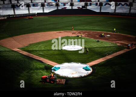 Les préparatifs sont faits pour transformer le stade de Londres à Londres à partir d'un terrain de football à un terrain de baseball, en avant de la première saison régulière séries de la Ligue Majeure de Baseball à se produire en Europe, lorsque les Red Sox de Boston jouer New York Yankees. Banque D'Images