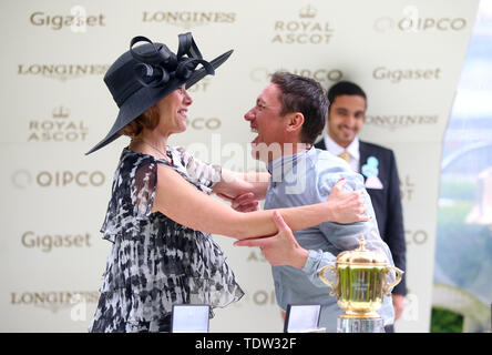 Darcey Bussell (à gauche) présente jockey Frankie Dettori avec le trophée pour avoir remporté le Queen Mary piquets avec prix de tirage au cours de la deuxième journée du Royal Ascot à Ascot Racecourse. Banque D'Images