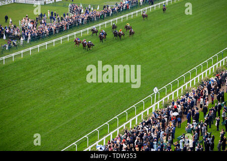 Monté par jockey fringant Willoughby Oisin Murphy (à droite) sur son chemin pour gagner la reine pendant deux jours de vase Royal Ascot à Ascot Racecourse. Banque D'Images