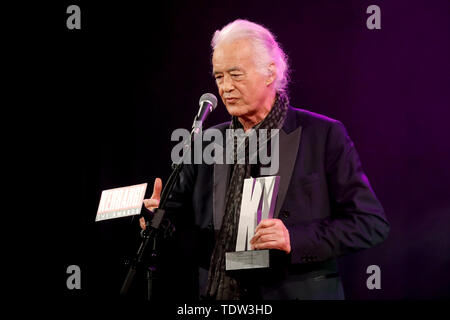 Jimmy Page recueille l'icône award au Kerrang ! Prix à Islington, l'hôtel de ville de Londres. Banque D'Images