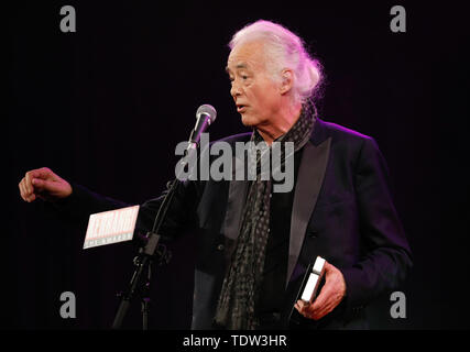 Jimmy Page recueille l'icône award au Kerrang ! Prix à Islington, l'hôtel de ville de Londres. Banque D'Images