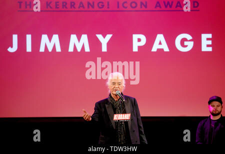 Jimmy Page recueille l'icône award au Kerrang ! Prix à Islington, l'hôtel de ville de Londres. Banque D'Images