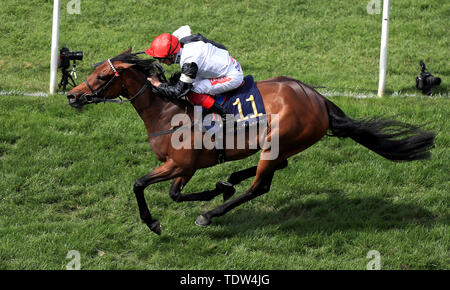 Star Catcher monté par Jockey Frankie Dettori Ribblesdale Stakes gagne la journée pendant trois de Royal Ascot à Ascot Racecourse. Banque D'Images