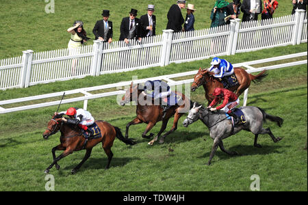 Star Catcher monté par Jockey Frankie Dettori (gauche) sur la façon de gagner le Ribblesdale Stakes au cours de la troisième journée de Royal Ascot à Ascot Racecourse. Banque D'Images