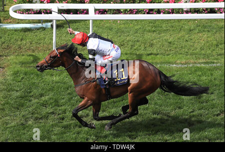 Star Catcher monté par Jockey Frankie Dettori Ribblesdale Stakes gagne la journée pendant trois de Royal Ascot à Ascot Racecourse. Banque D'Images