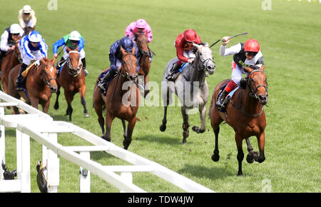 Star Catcher monté par Jockey Frankie Dettori (à droite) remporte le Ribblesdale Stakes au cours de la troisième journée de Royal Ascot à Ascot Racecourse. Banque D'Images