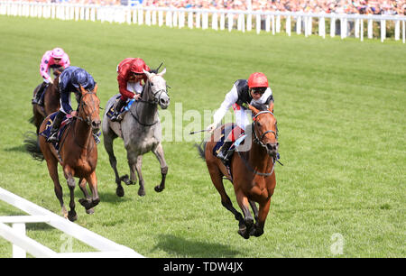 Star Catcher monté par Jockey Frankie Dettori (à droite) remporte le Ribblesdale Stakes au cours de la troisième journée de Royal Ascot à Ascot Racecourse. Banque D'Images