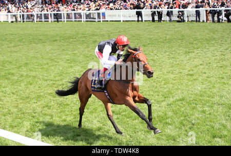 Star Catcher monté par Jockey Frankie Dettori Ribblesdale Stakes gagne la journée pendant trois de Royal Ascot à Ascot Racecourse. Banque D'Images