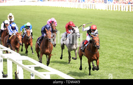 Star Catcher monté par Jockey Frankie Dettori (à droite) remporte le Ribblesdale Stakes au cours de la troisième journée de Royal Ascot à Ascot Racecourse. Banque D'Images