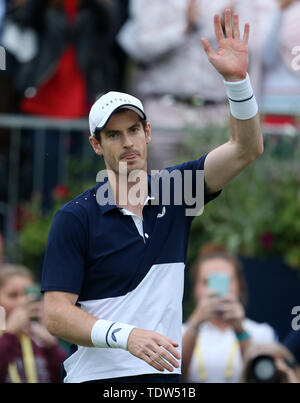 Andy Murray célèbre la victoire lors de son match de double sur le quatrième jour du championnat Fever-Tree au Queen's Club de Londres. Banque D'Images