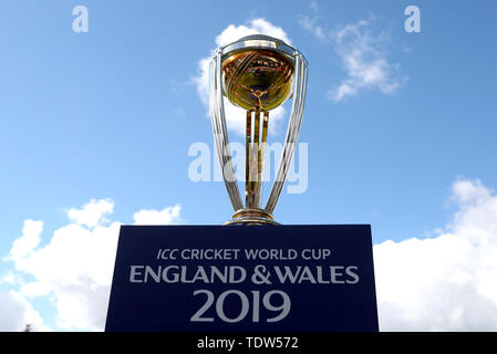 Une vue générale du trophée sur l'affichage avant l'ICC Cricket World Cup Match au stade Headingley, Leeds. Banque D'Images