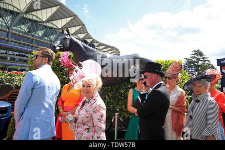 Racegoers arrivent pour quatre jours de Royal Ascot à Ascot Racecourse. Banque D'Images