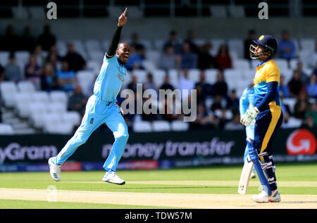 L'Angleterre Jofra Archer (à gauche) célèbre en tenant le wicket de Sri Lanka a Dimuth Karunaratne au cours de l'ICC Cricket World Cup Match au stade Headingley, Leeds. Banque D'Images