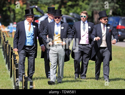 Racegoers arrivent pour quatre jours de Royal Ascot à Ascot Racecourse. Banque D'Images