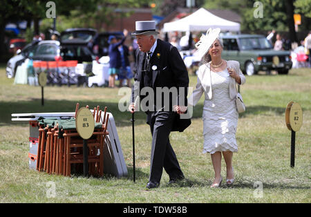 Racegoers arrivent pour quatre jours de Royal Ascot à Ascot Racecourse. Banque D'Images