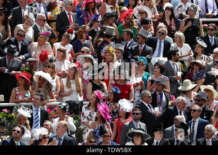 Une vue générale du racegoers dans l'attente de l'anneau de parade défilé Royal pendant quatre jours de Royal Ascot à Ascot Racecourse. Banque D'Images