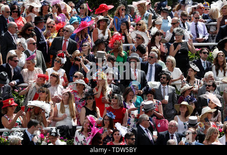 Une vue générale du racegoers dans l'attente de l'anneau de parade défilé Royal pendant quatre jours de Royal Ascot à Ascot Racecourse. Banque D'Images