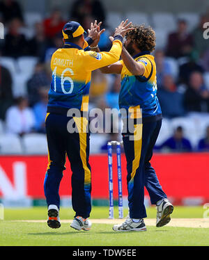 Sri Lanka's Lasith Malinga (à droite) célèbre en tenant le wicket d'Angleterre Jonny Bairstowduring l'ICC Cricket World Cup Match au stade Headingley, Leeds. Banque D'Images