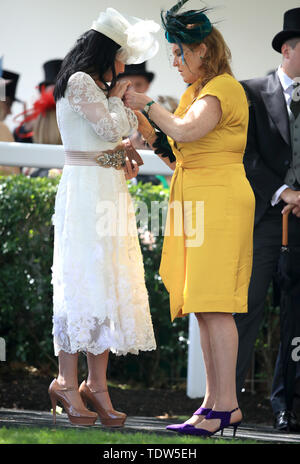 Sarah, duchesse d'York (droite) pendant quatre jours de Royal Ascot à Ascot Racecourse. Banque D'Images