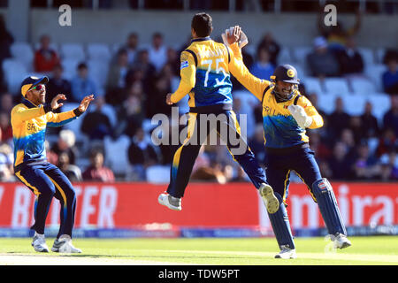 Sri Lanka wicketkeeper Kusal Perera (à droite) célèbre l'Angleterre à la capture de l'Adil Rashid bowling de Sri Lanka's Dhananjaya de Silva au cours de l'ICC Cricket World Cup Match au stade Headingley, Leeds. Banque D'Images