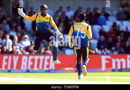 Sri Lanka wicketkeeper Kusal Perera (à gauche) célèbre l'Angleterre à la capture de l'Adil Rashid bowling de Sri Lanka's Dhananjaya de Silva au cours de l'ICC Cricket World Cup Match au stade Headingley, Leeds. Banque D'Images