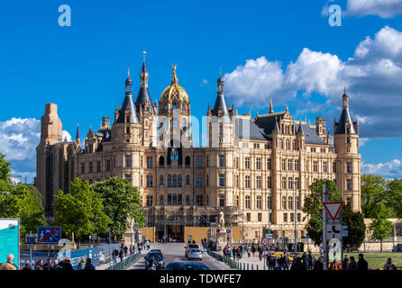 Schwerin, Allemagne. 12 mai, 2019. Le portail principal du château de Schwerin. Depuis 1990, plus de 120 millions d'euros ont été investis dans la rénovation complète de château de Schwerin. L'un des plus importants bâtiments historiciste en Europe centrale, qui, selon la volonté du pays et de la ville est de faire partie de l'Héritage Culturel Mondial de l'Unesco dans l'avenir, a été ancrée sur l'île avec des piliers de béton armé. Credit : Jens Büttner/dpa-Zentralbild/ZB/dpa/Alamy Live News Banque D'Images