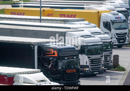 Marienborn, Allemagne. 31 mai, 2019. Les camions sont garés sur le parking de l'aire de service à côté du mémorial de la division allemande Marienborn. L'ancien point de passage a été le plus grand et le plus important point de contrôle sur la frontière germano-allemande et est principalement utilisé pour le trafic de transit à l'ouest de Berlin. Ouvert en 1974 et couvrant 10 000 mètres carrés couverts, les points de l'ancien camion, voiture, vétérinaires et les postes de contrôle font maintenant partie de la site commémoratif. Credit : Jens Büttner/dpa-Zentralbild/ZB/dpa/Alamy Live News Banque D'Images