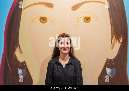 Londres, Royaume-Uni. 19 Jun 2019. Alex Catz, Corinne, 2006 - Galerie de l'Opéra célèbre son 25e anniversaire avec une nouvelle exposition intitulée Icônes américaines - une interprétation de l'Années 1980 New York street culture, avec un mélange d'œuvres médiatiques par les artistes du 20e siècle notamment Keith Haring, Jean-Michel Basquiat, Andy Warhol et Alexander Calder. Les œuvres comprises dans cette exposition reflètent une période qui a vu l'épidémie de drogues de plus en plus, la crise du SIDA, la guerre froide, le capitalisme à grande échelle, de l'espace aux côtés de courses un chômage élevé et la hausse des inégalités. Crédit : Guy Bell/Alamy Live News Banque D'Images