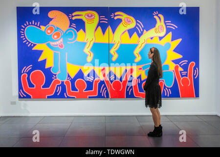 Londres, Royaume-Uni. 19 Jun 2019. Keith Haring (1958 - 1990), Sans titre, 1984 - Galerie de l'Opéra célèbre son 25e anniversaire avec une nouvelle exposition intitulée Icônes américaines - une interprétation de l'Années 1980 New York street culture, avec un mélange d'œuvres médiatiques par les artistes du 20e siècle notamment Keith Haring, Jean-Michel Basquiat, Andy Warhol et Alexander Calder. Les œuvres comprises dans cette exposition reflètent une période qui a vu l'épidémie de drogues de plus en plus, la crise du SIDA, la guerre froide, le capitalisme à grande échelle, de l'espace aux côtés de courses un chômage élevé et la hausse des inégalités. Crédit : Guy Bell/Alamy Live News Banque D'Images