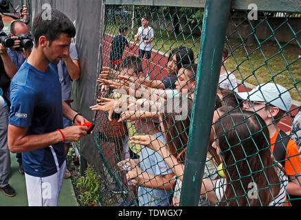 Belgrade, Serbie. 19 Juin, 2019. Novak Djokovic la Serbie de signe des autographes pendant une session de formation à Belgrade, Serbie, le 19 juin 2019. Credit : Predrag Milosavljevic/Xinhua/Alamy Live News Banque D'Images