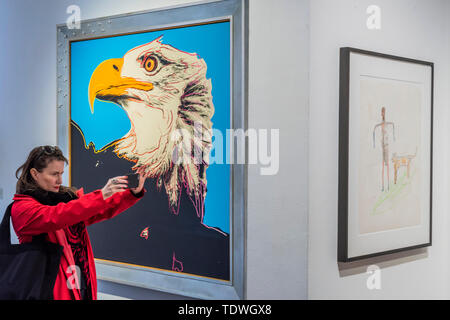 Londres, Royaume-Uni. 19 Jun 2019. Andy Warhol, l'Aigle, 1983 - Galerie de l'Opéra célèbre son 25e anniversaire avec une nouvelle exposition intitulée Icônes américaines - une interprétation de l'Années 1980 New York street culture, avec un mélange d'œuvres médiatiques par les artistes du 20e siècle notamment Keith Haring, Jean-Michel Basquiat, Andy Warhol et Alexander Calder. Les œuvres comprises dans cette exposition reflètent une période qui a vu l'épidémie de drogues de plus en plus, la crise du SIDA, la guerre froide, le capitalisme à grande échelle, de l'espace aux côtés de courses un chômage élevé et la hausse des inégalités. Crédit : Guy Bell/Alamy Live News Banque D'Images