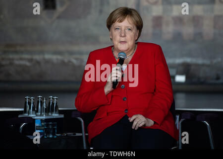 Goslar, Allemagne. 19 Juin, 2019. La chancelière Angela Merkel (CDU) parle à une discussion d'étudiants dans le palais impérial. La visite du chancelier se concentre sur une discussion avec les élèves et les visites au musée Rammelsberg mine, qui est inscrit au Patrimoine Mondial de l'Unesco, ainsi que le palais impérial et une promenade dans la vieille ville. Credit : Swen Pförtner/dpa/Alamy Live News Banque D'Images