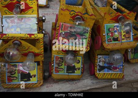 Le Bangladesh, Naogaon. 19 Juin, 2019. Les jouets en bois sont affichés sur une boutique de la rue à une kermesse en Dhamoirhat de Naogaon District. Credit : MD Mehedi Hasan/ZUMA/Alamy Fil Live News Banque D'Images