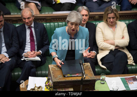 Londres, Grande-Bretagne. 19 Juin, 2019. Le Premier ministre britannique Theresa May (avant) assiste à la Questions au Premier ministre à la Chambre des communes de Londres, Grande-Bretagne, le 19 juin 2019. Credit : Parlement du Royaume-Uni/Jessica Taylor/Xinhua/Alamy Live News Banque D'Images