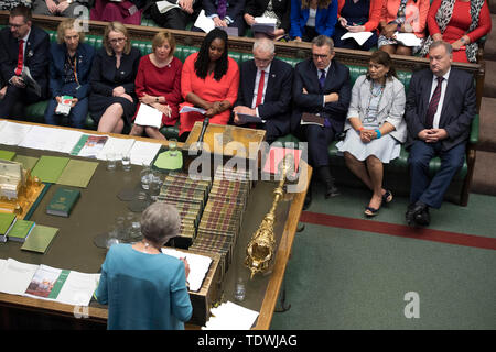 Londres, Grande-Bretagne. 19 Juin, 2019. Le Premier ministre britannique Theresa May (avant) assiste à la Questions au Premier ministre à la Chambre des communes de Londres, Grande-Bretagne, le 19 juin 2019. Credit : Parlement du Royaume-Uni/Jessica Taylor/Xinhua/Alamy Live News Banque D'Images
