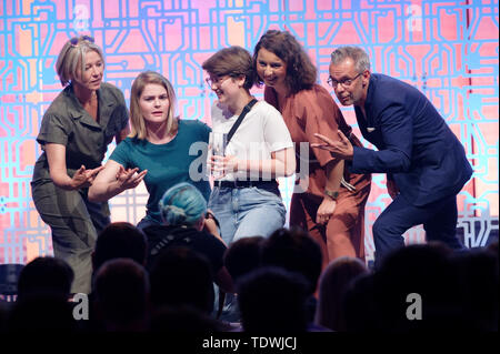 Cologne, Allemagne. 19 Juin, 2019. Le Hazel laudator Brugger (2e de gauche) et l'équipe d'Tincon sont sur scène lors de la remise des prix en ligne avec le Grimme prix dans la catégorie 'Spécial' pour la conférence pour la jeunesse numérique culture 'Tincon'. Credit : Henning Kaiser/dpa/Alamy Live News Banque D'Images