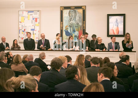 London UK. 19 juin 2019. 'Sotheby's personnel OFFRES POUR L-R '60 Aucune peinture relationnelle par Fritz Glamer, huile sur toile, estimation £450 000 qui s'est vendu à 620 000 € pour marteau ;'Homme a la pipe de Pablo Picasso, estimation £5 500 000 m qui s'est vendu au marteau pour £6,500,000m ; "La magie noire, huile sur toile de René Magritte, estimation £2 500 000 qui s'est vendu à 3 500 000 € pour le marteau à l'Impressionist & Modern Art Evening Vente aux enchères à Sotheby's Londres London Crédit : amer ghazzal/Alamy Live News Banque D'Images