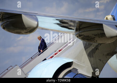 Joint Base Andrews, dans le Maryland, USA. 19 Juin, 2019. Le Président des Etats-Unis, Donald J. Trump revient à Joint Base Andrews dans le Maryland après un voyage de Floride le mercredi, Juin 19, 2019 Credit : Ron Sachs/CNP/ZUMA/Alamy Fil Live News Banque D'Images