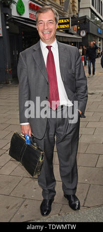 Londres, Royaume-Uni. 19 Juin, 2019. Nigel Farage - leader du parti britannique du Brexit - départ LBC studios après être apparu sur radio show, Charing Cross Road à Londres Crédit : SOPA/Alamy Images Limited Live News Banque D'Images