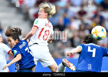 Nice. 19 Juin, 2019. Ellen White d'Angleterre chefs pour la balle durant le groupe d match entre le Japon et l'Angleterre à la FIFA 2019 Coupe du Monde féminine à Nice, France le 19 juin 2019. Crédit : Chen Yichen/Xinhua/Alamy Live News Banque D'Images