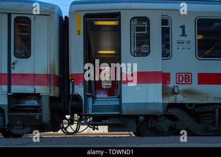 Hansestadt Stendal (Allemagne). 13 Juin, 2019. Une ville est située à Stendal gare à une basse plate-forme. Credit : Klaus-Dietmar Gabbert/dpa-Zentralbild/ZB/dpa/Alamy Live News Banque D'Images