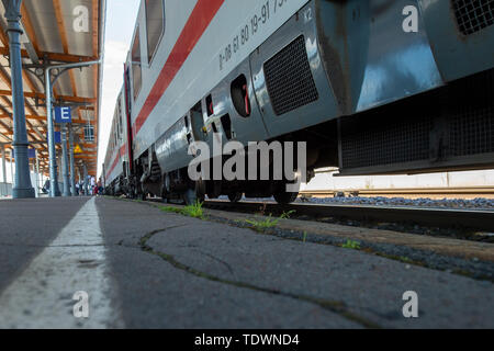 Hansestadt Stendal (Allemagne). 13 Juin, 2019. Une ville est située à Stendal gare à une basse plate-forme. Credit : Klaus-Dietmar Gabbert/dpa-Zentralbild/ZB/dpa/Alamy Live News Banque D'Images