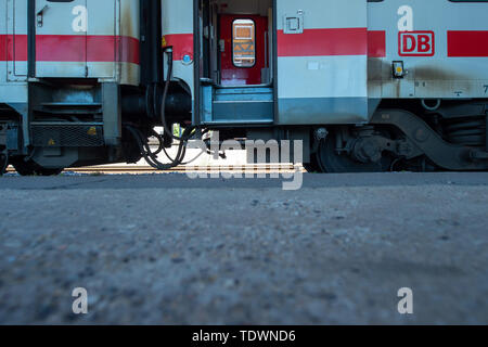 Hansestadt Stendal (Allemagne). 13 Juin, 2019. Une ville est située à Stendal gare à une basse plate-forme. Credit : Klaus-Dietmar Gabbert/dpa-Zentralbild/ZB/dpa/Alamy Live News Banque D'Images