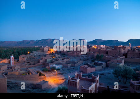 Village du désert avec des maisons traditionnelles de boue dans la soirée, le Maroc, l'Nekop Banque D'Images